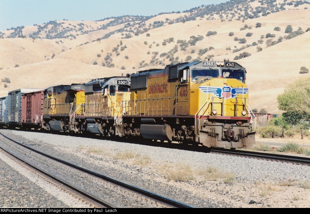 Westbound manifest comes around the horseshoe curve